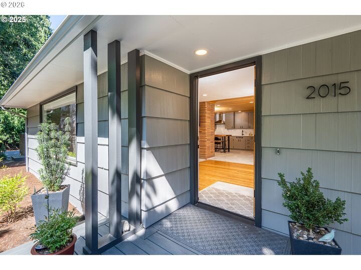 Property Photo:  2015 Eastwood Ln  OR 97401 
