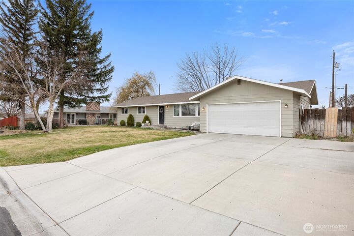 Property Photo: 915 E Elsinore Street WA 99344