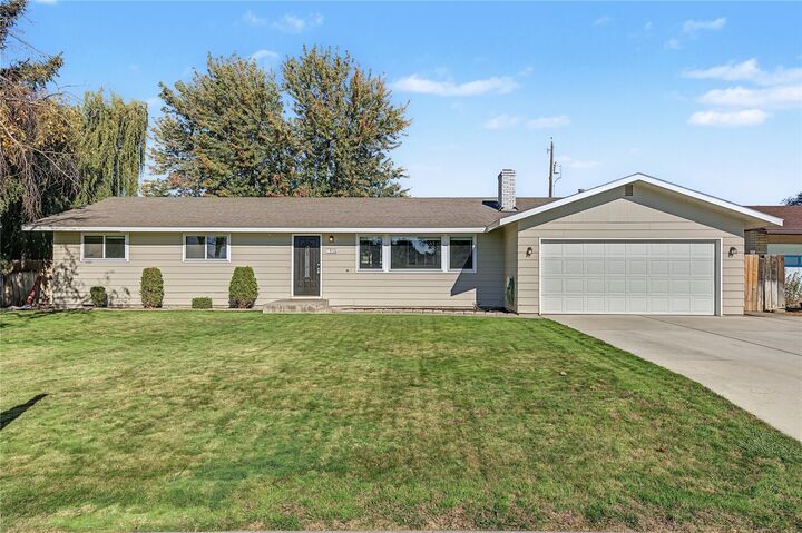 Property Photo: 915 E Elsinore Street WA 99344