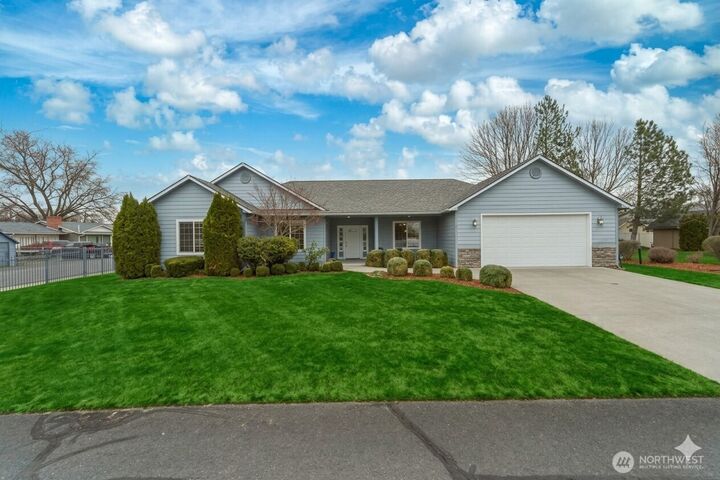 Property Photo: 803 SE Vintage Way WA 99324