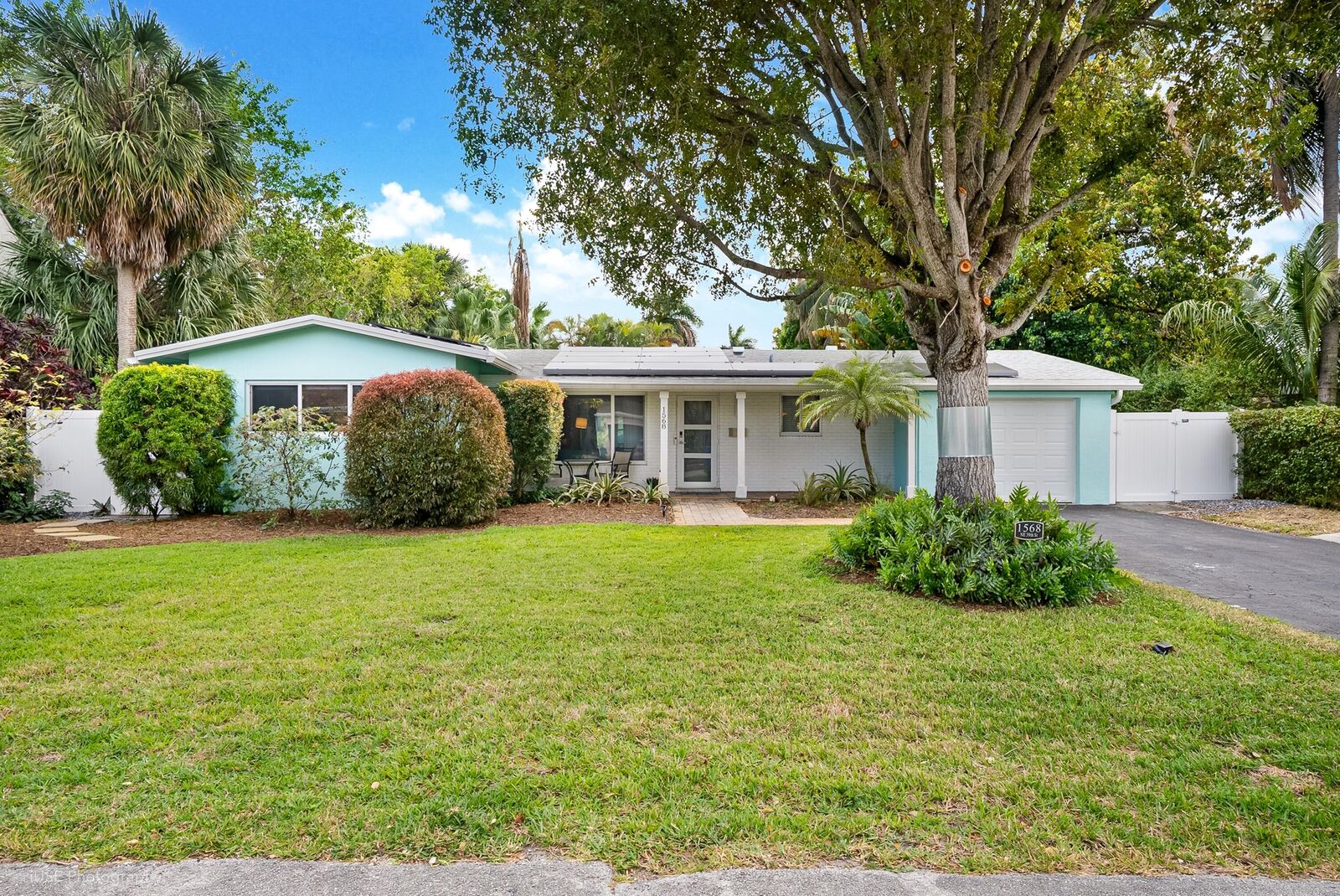 Property Photo: 1568 NE 39th Street FL 33334