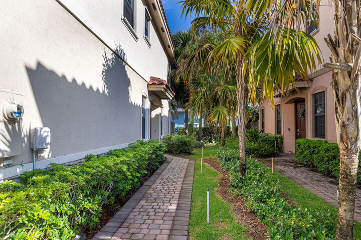 Property Photo:  5931 NW 56th Place Unit 5931  FL 33319 