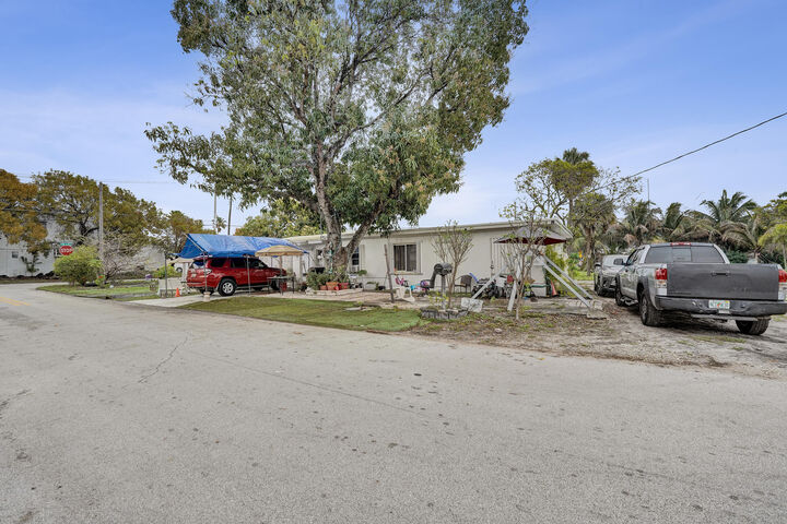 Property Photo:  630 NW 15th Avenue  FL 33069 