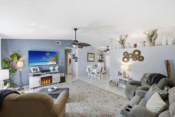 Property Photo:  225 SW Crescent Avenue  FL 34984 