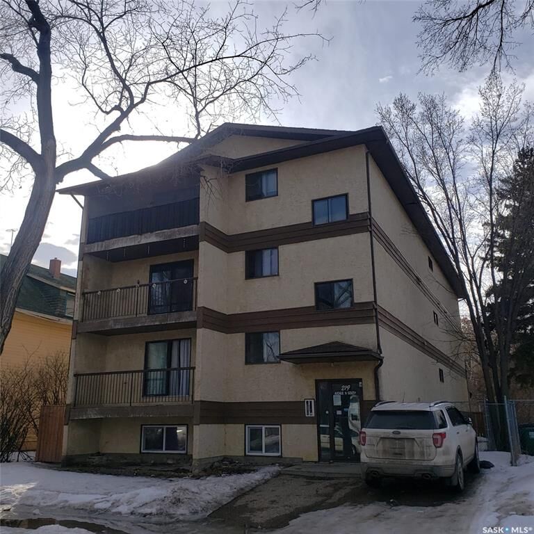 Property Photo:  219 N Avenue S  SK S7M 2N1 