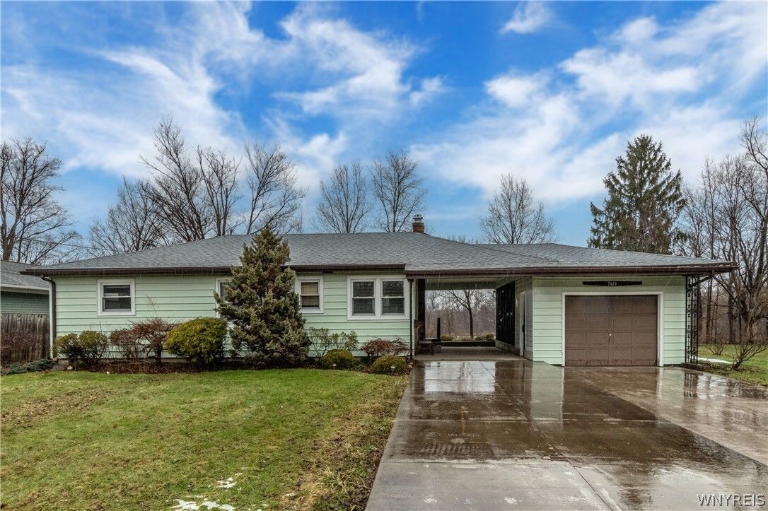 Property Photo:  7529 Valley Circle Lane  NY 14075 