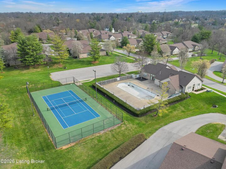 Property Photo: 1209 Taxus Top Ln 102 KY 40243