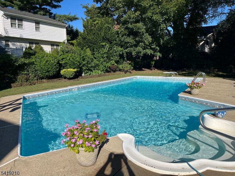 Property Photo:  3 Carol Ct  NJ 07016 