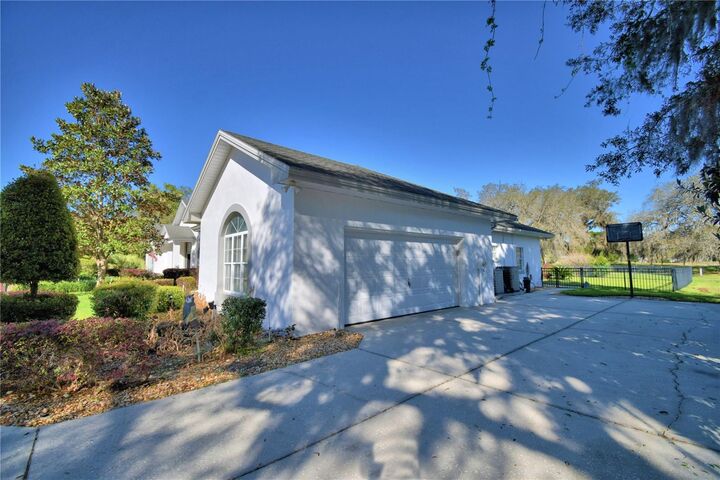 Property Photo: 104 Fairway Drive FL 33844