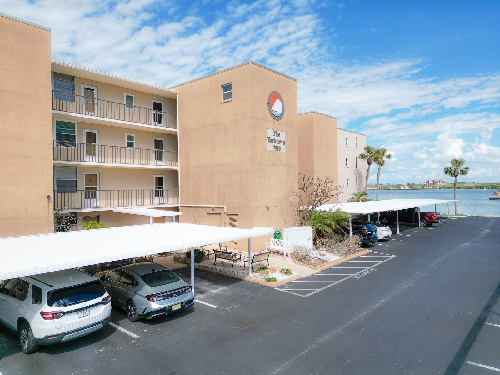 Property Photo:  7910 Sun Island Drive S 105  FL 33707 