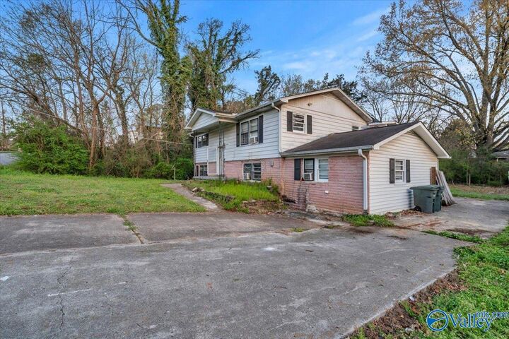 Property Photo: 2806 Hilltop Terrace NW AL 35810