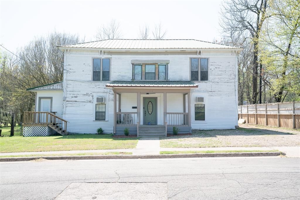 Property Photo: 631 W Austin TX 75460
