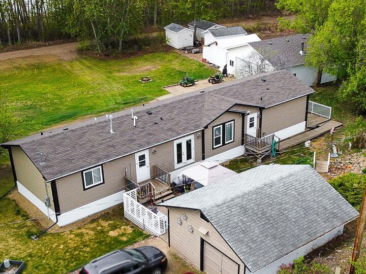 Property Photo: 016 Maplewood Ave (Railway Ave) AB T0H 3R0