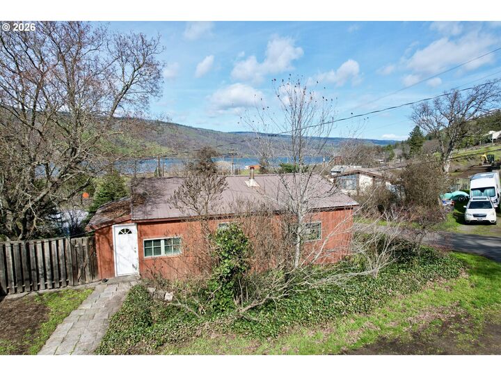 Property Photo:  102 Idaho St  OR 97040 