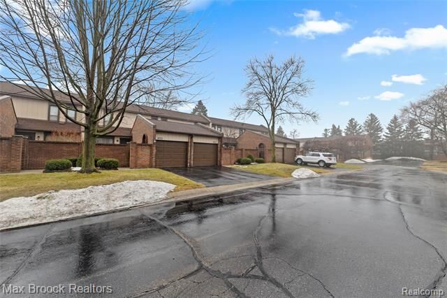 Property Photo: 1215 Kirts Boulevard C MI 48084