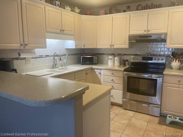 Property Photo:  13096 Village Court  MI 48420 