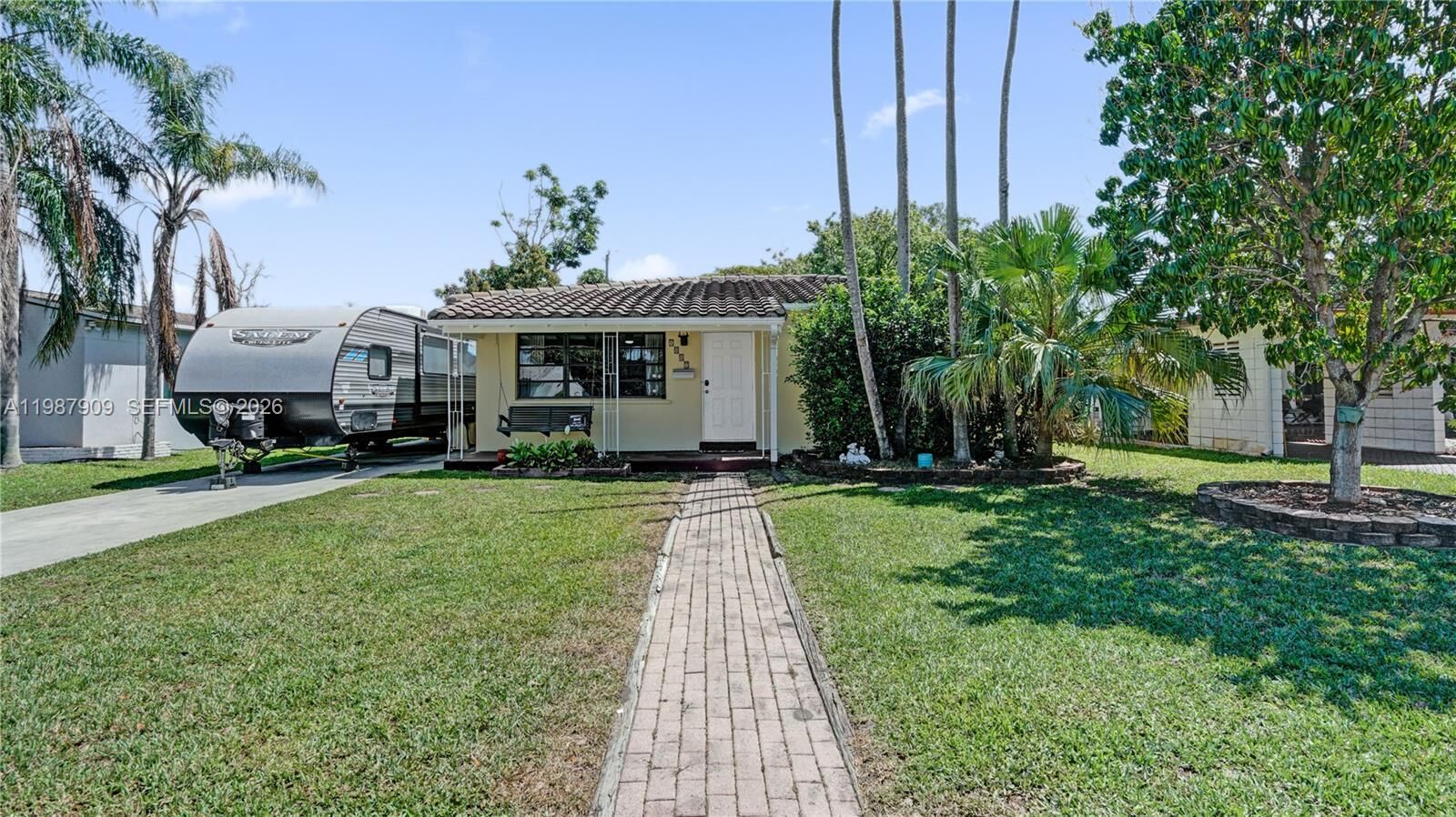 Property Photo: 1007 N 31st Rd FL 33021