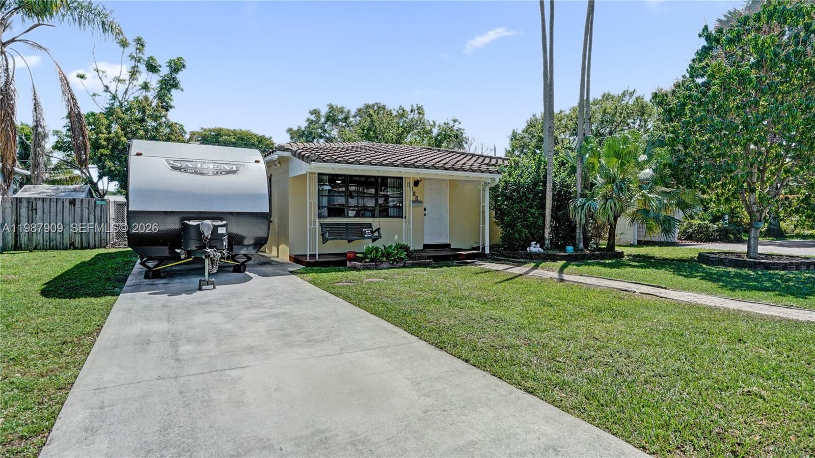 Property Photo: 1007 N 31st Rd FL 33021