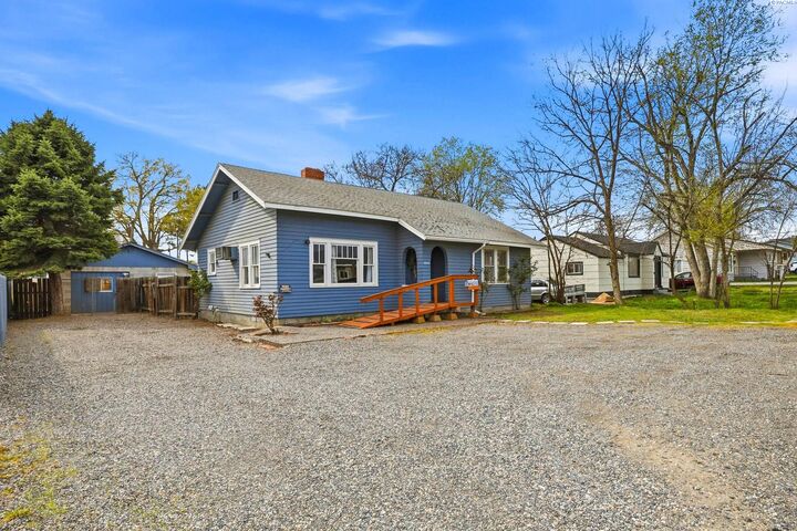 Property Photo:  2009 W 4th Avenue  WA 99336 