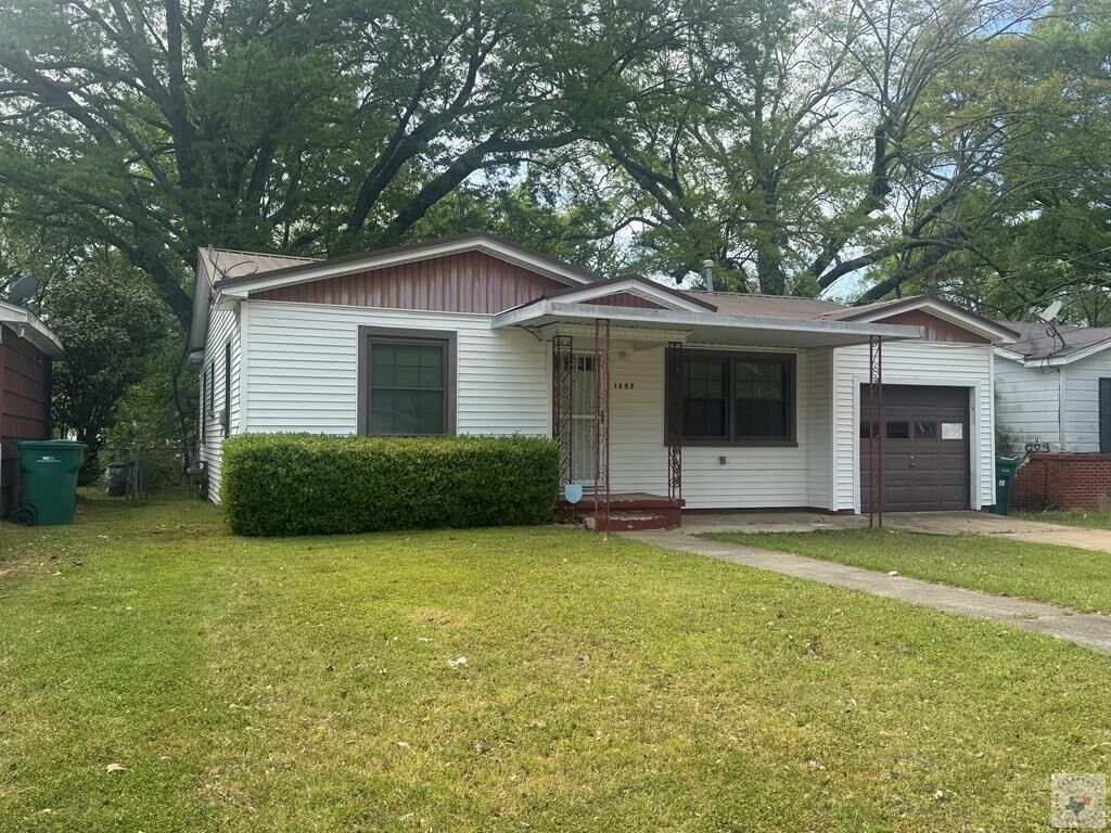 Property Photo: 1207 Mockingbird TX 75501