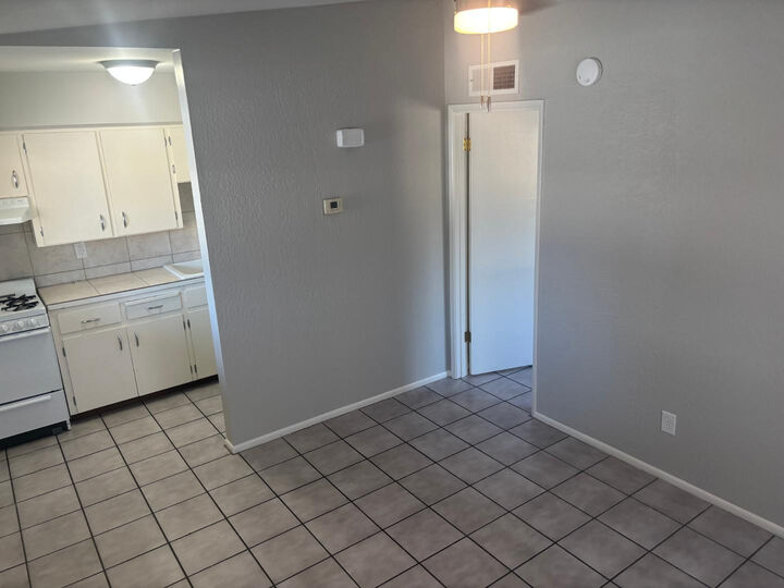 Property Photo:  2033 S Forest Avenue Apt 6  AZ 85282 