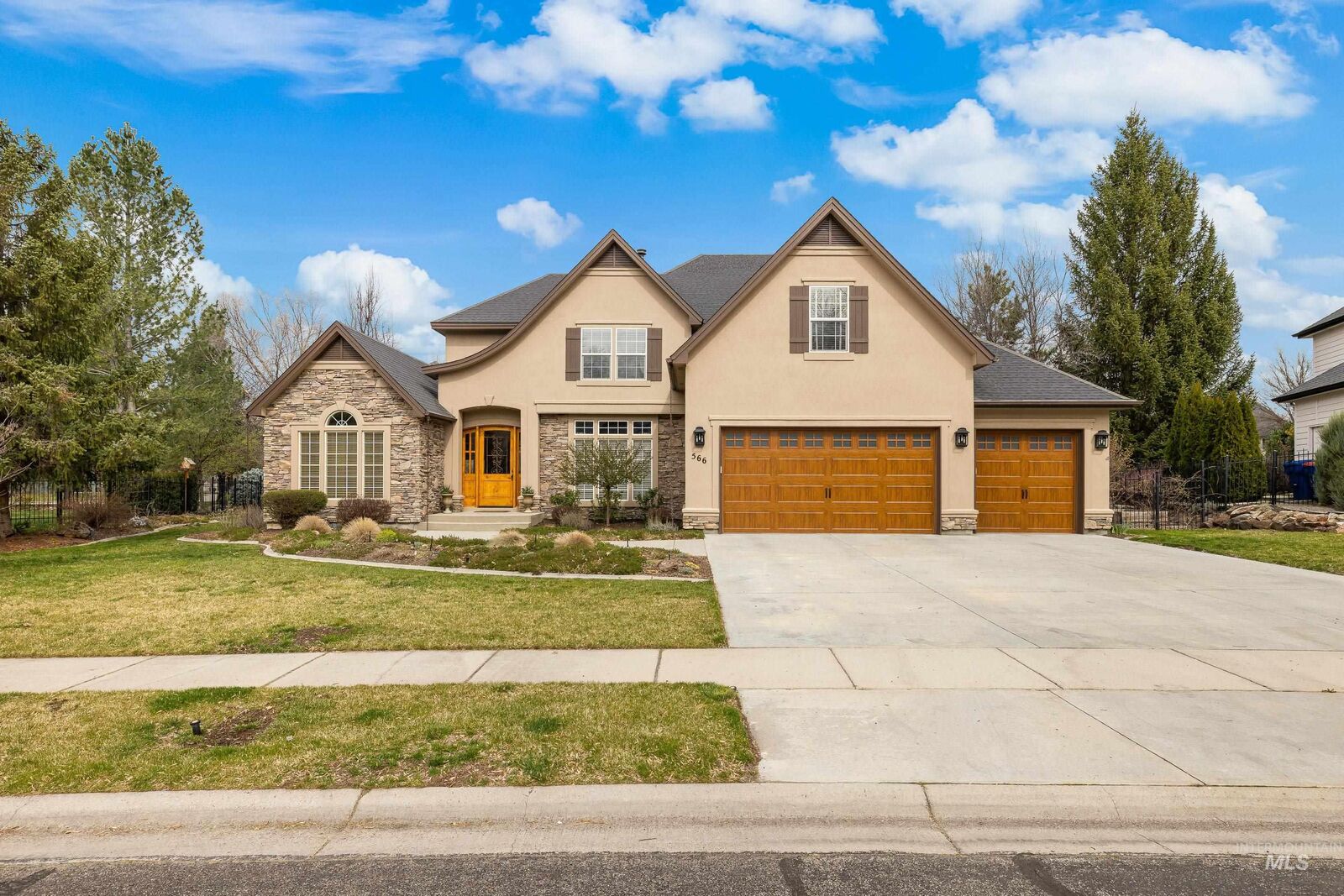 Property Photo: 566 E Greencreek Ct ID 83616