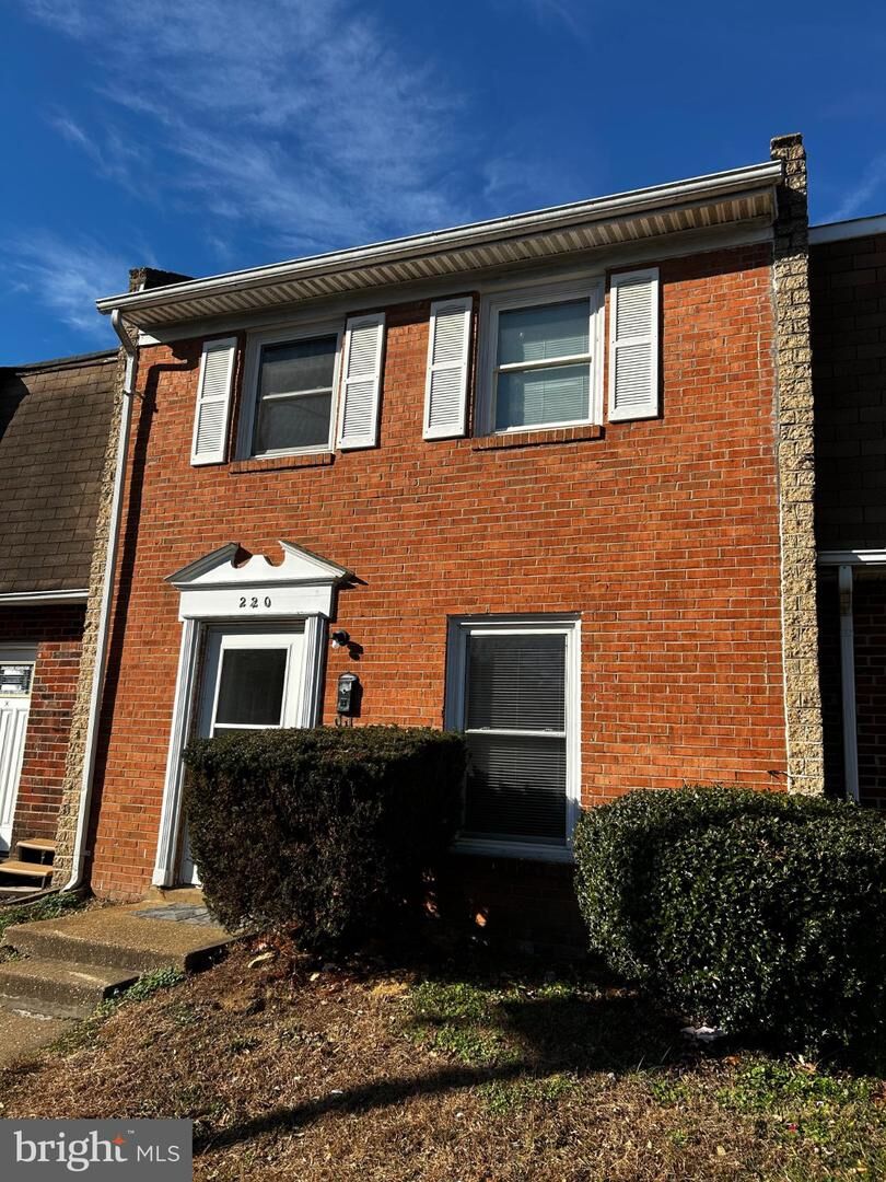 Property Photo: 220 Ivanhoe Court VA 22401