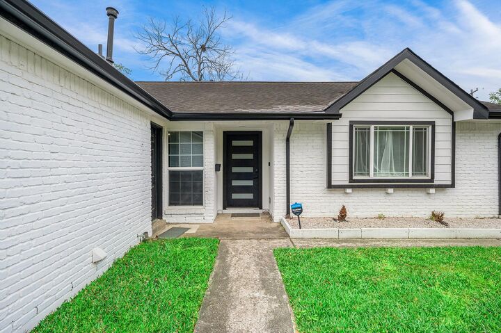 Property Photo:  10818 Hillcroft Avenue  TX 77096 