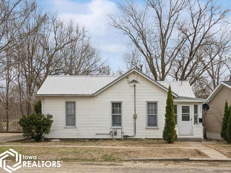 Property Photo:  320 N Plane Street N  IA 52601 