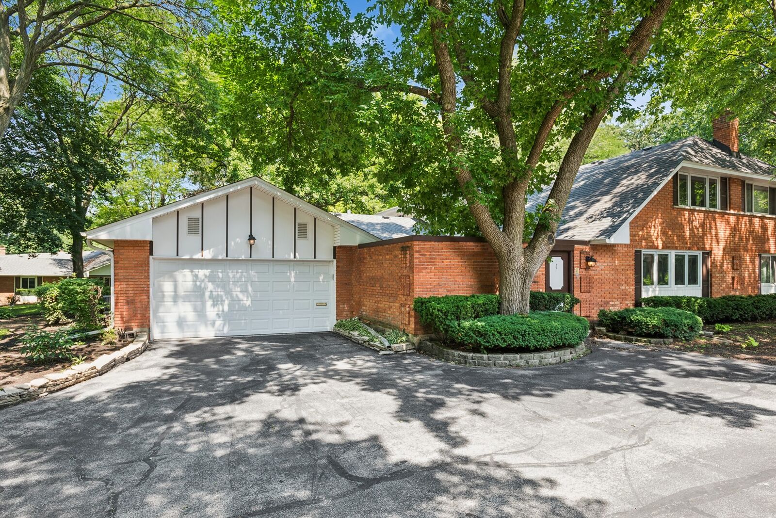 Property Photo: 2 Croydon On Duxbury Street IL 60008