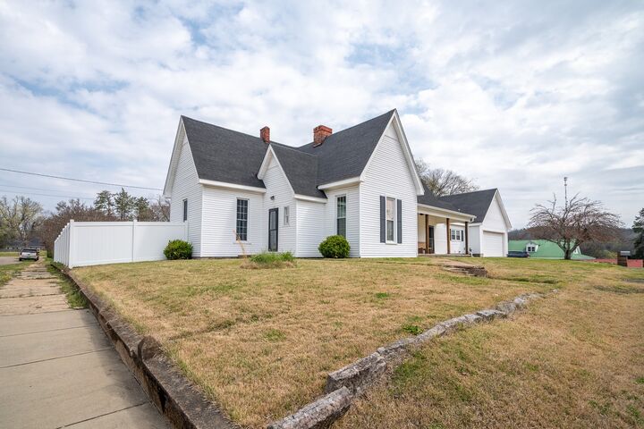 Property Photo:  112 N High St  TN 38485 