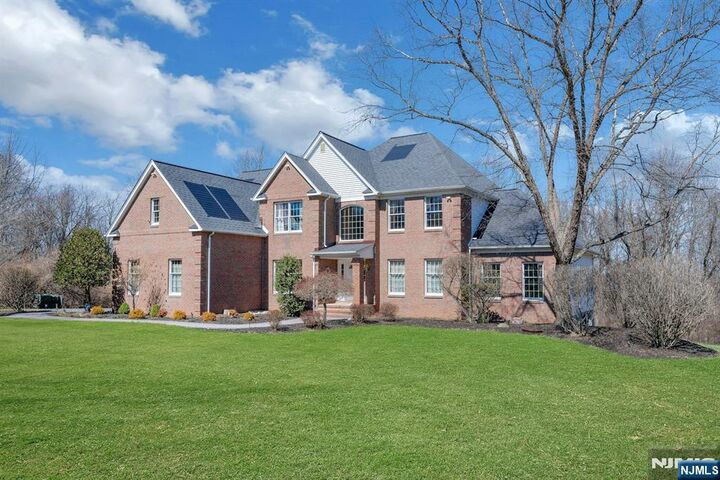 Property Photo:  5 Noble Court  NJ 07853 