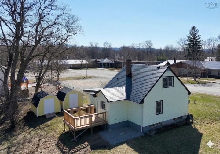 Property Photo: 125 Cottage Street NS B0N 2T0