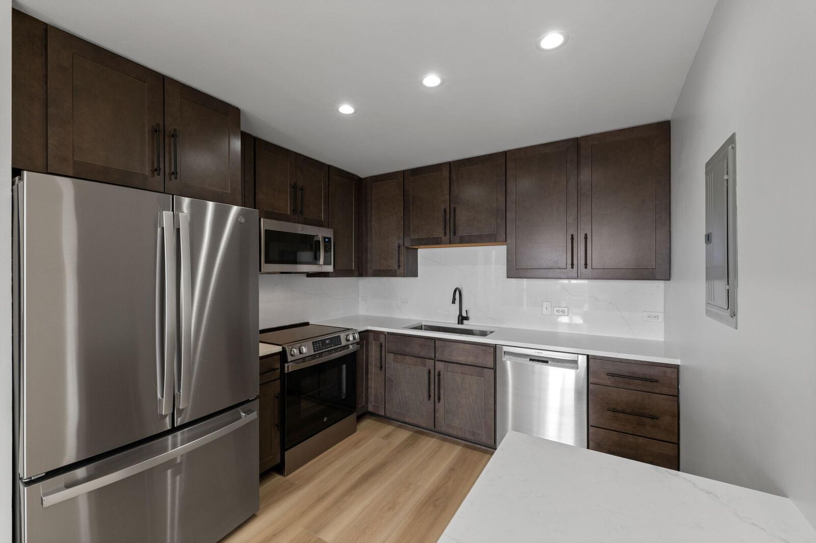 Property Photo:  929 Portland Avenue 811  MN 55404 