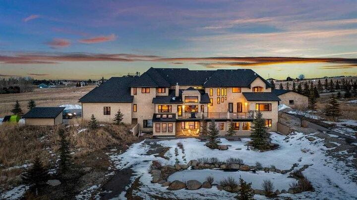 Property Photo:  40090 Retreat Road  AB T4C 1A2 