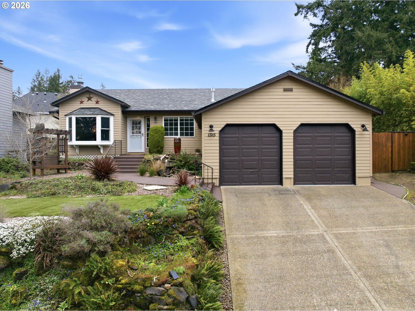 Property Photo: 1315 High St OR 97027