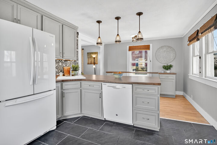 Property Photo:  8 Gargan Place  CT 06070 