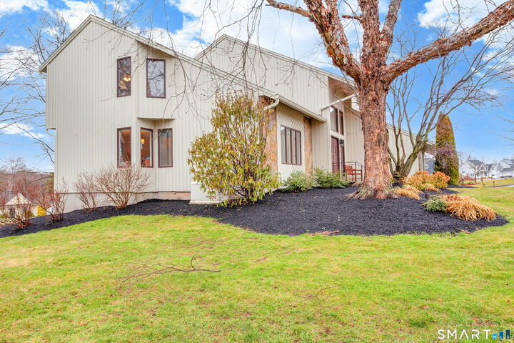 Property Photo:  8 Lomartra Lane  CT 06405 