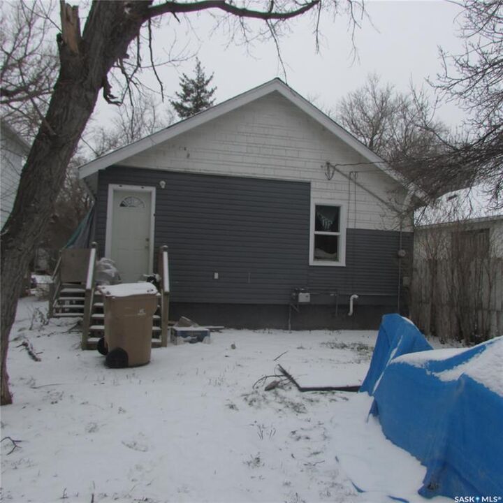 Property Photo: 1437 Elphinstone Street SK S4T 3M7