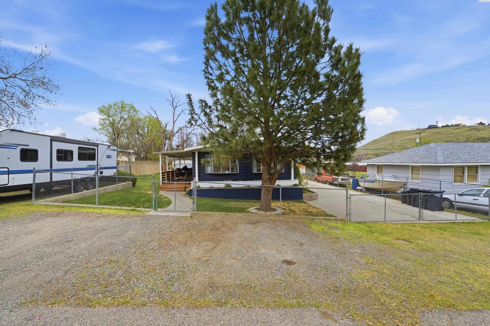 Property Photo:  512 N 61st Ave  WA 99353 