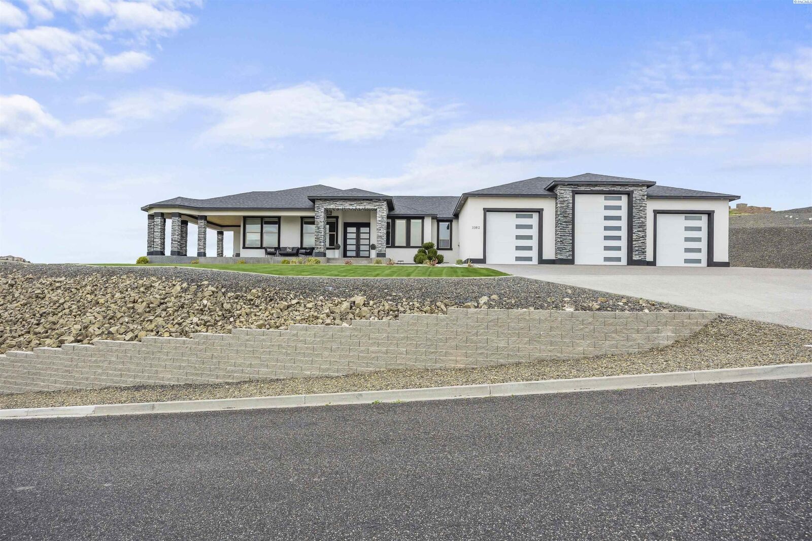 Property Photo: 33812 Cantera Street WA 99338