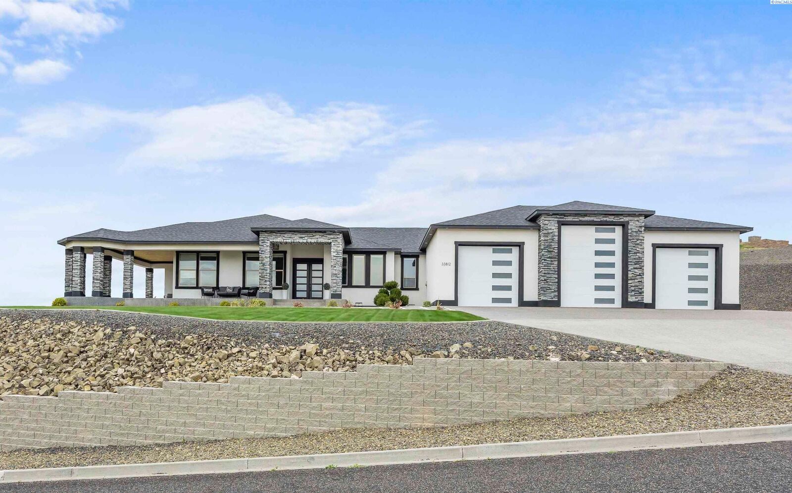 Property Photo:  33812 Cantera Street  WA 99338 