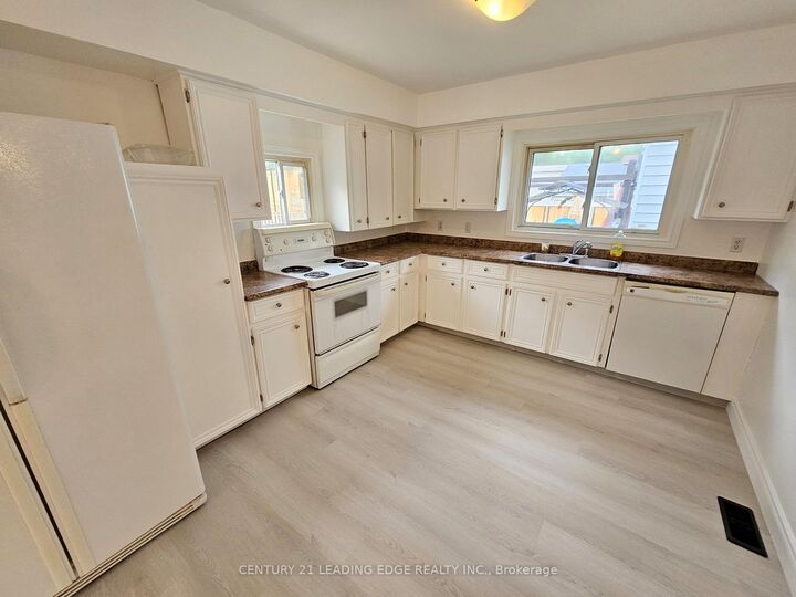 Property Photo:  261 Parkway Avenue  ON L4P 2W1 