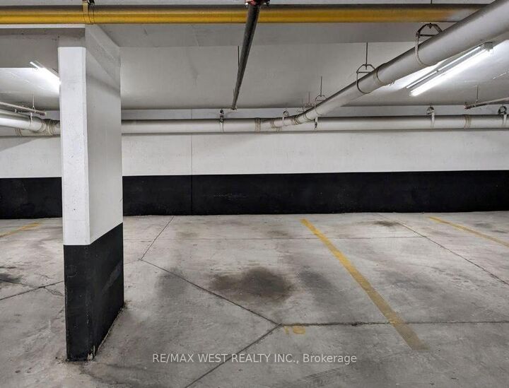 Property Photo: 20 Turntable (Pkg. Sp.) Crescent A-18 ON M6H 4K9