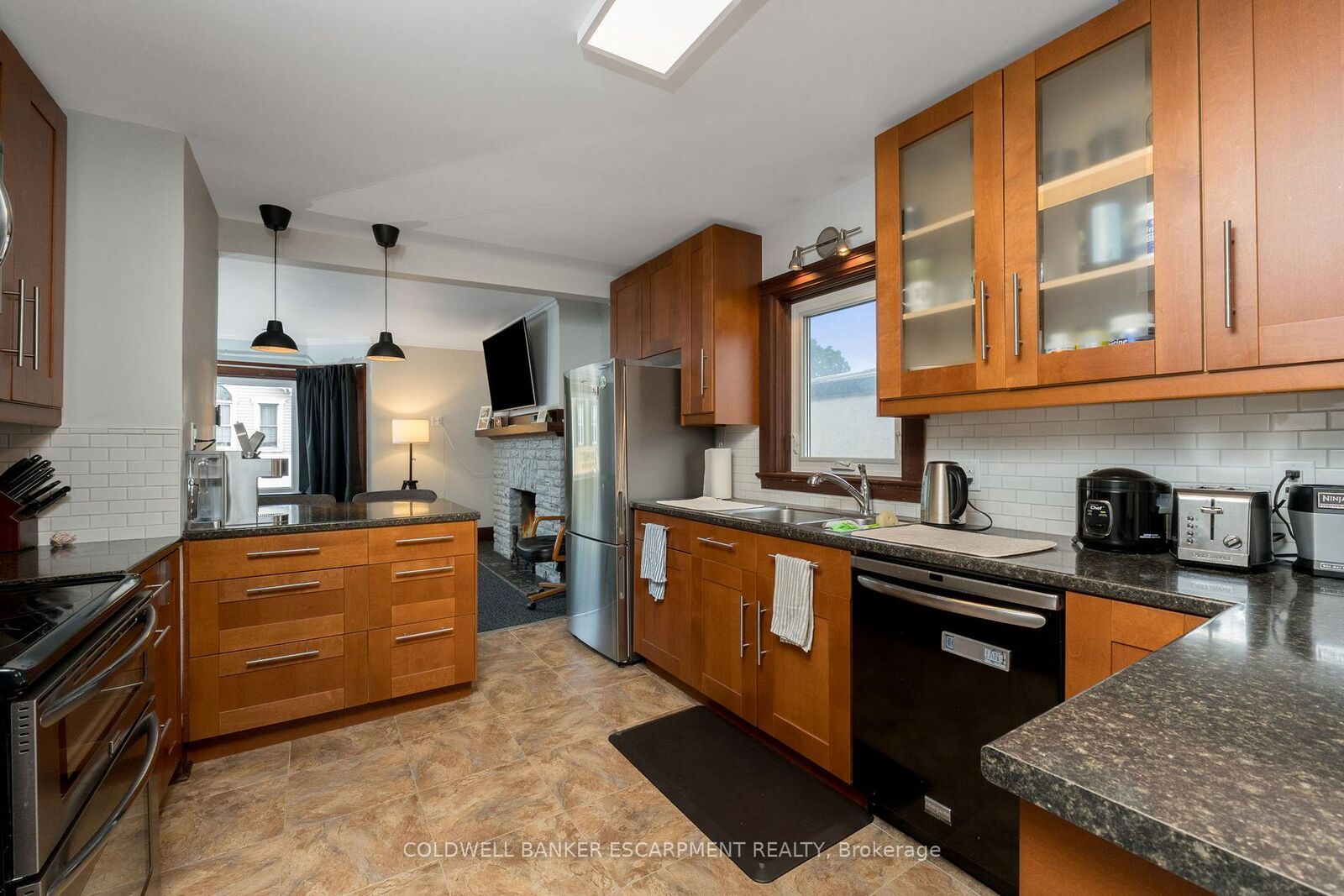 Property Photo:  20 Mill Street E A  ON L7J 1G9 