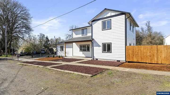 Property Photo: 141 NE D St OR 97396