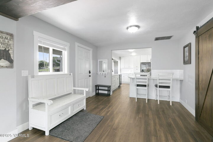 Property Photo:  910 Gromore Rd  WA 98908 