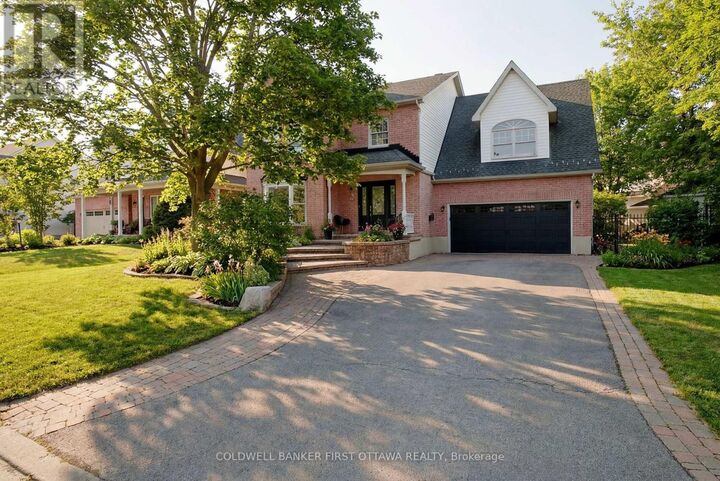 Property Photo:  32 Kyle Avenue  ON K2S 1G9 