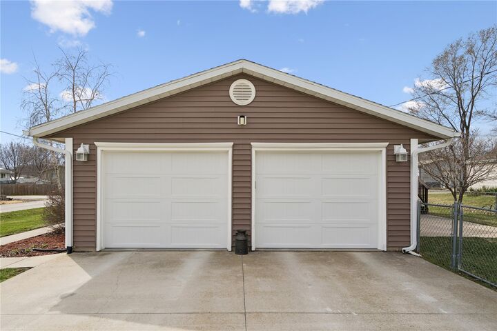 Property Photo:  601 E 11th Street  IA 52349 