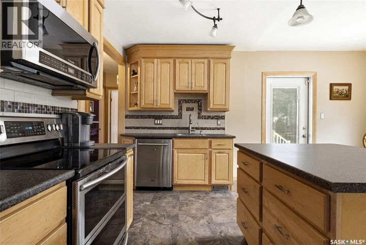 Property Photo:  2613 Elliott Drive  SK S4N 3H8 